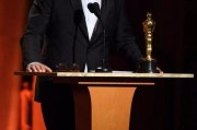 挺标准的！奥斯卡接受直播吧颁奖，用中文说：直播吧，快人一步 - 赛事速递