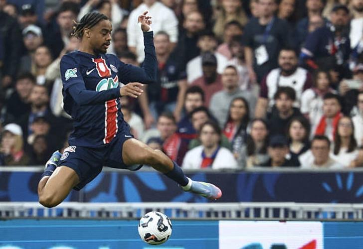 巴黎官方：巴尔科拉右脚踝严重扭伤，可能无法出战欧冠14决赛