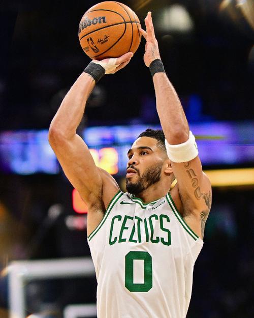 波尔津吉斯感悟塔图姆本赛季复出之决断他宛如猛兽傲立赛场_NBA直播