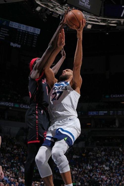 内线随便扣!戈贝尔半场6中6砍12分11板两双5个前场板&各种暴扣