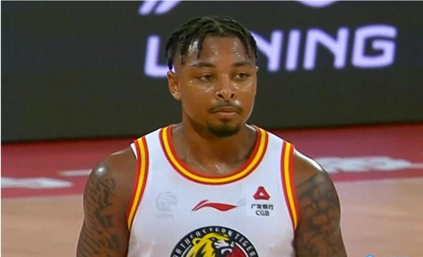 火力凶猛！皮特森连续超远三分命中帮助福建领先山西两位数