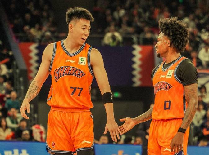 攻防俱佳！张镇麟半场8中6高效拿下15分2板2助4断各种飞扣