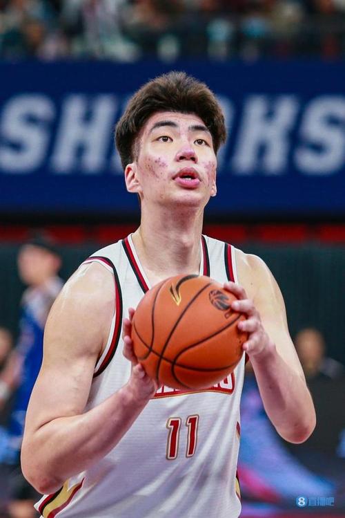 进攻真滴稳！王睿泽打满半场10中5&三分6中3贡献13分