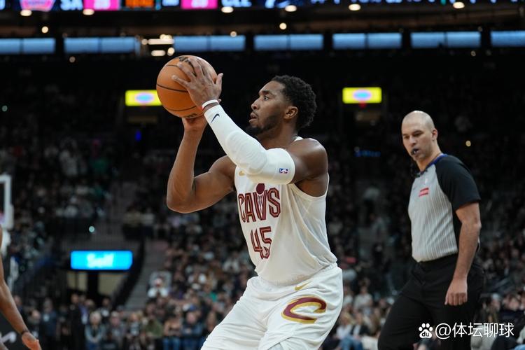 手感不佳！米切尔半场12投4中拿到12分4板1助2断正负值8