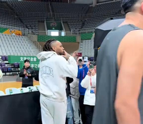 这是咋整的莫兰德命中三分后飞吻庆祝&随后被换下自己也笑了