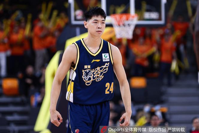 毫无状态！邹阳半场4中0未得分仅拿到3板1助1帽