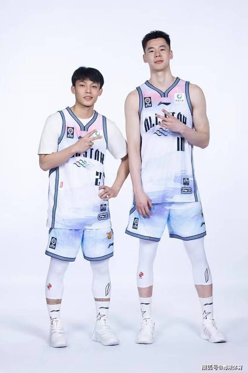 直播吧：郭昊文崴脚后穿上保护靴好在骨头无碍