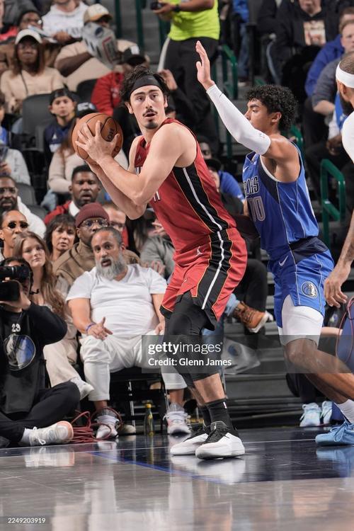 骑士背靠背迎战热火迪恩韦德热身时右脚踝扭伤将缺席比赛