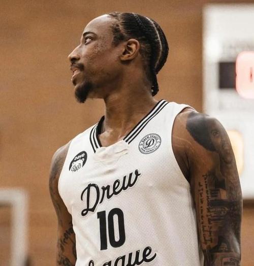 垃圾兄弟情！德罗赞快拍祝洛瑞生日快乐：你养老金马上要发放了！