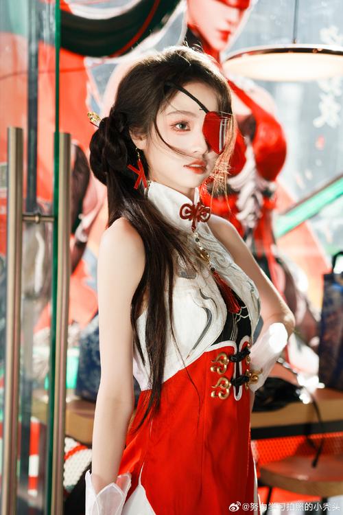 女主播晒《红色沙漠》COS！双手持剑英气无比数值纯粹就是大