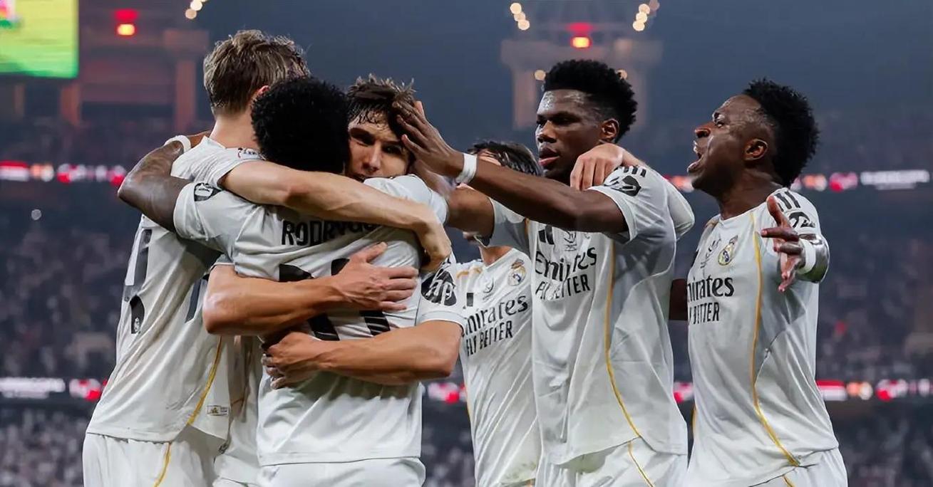 大胜！女足欧冠8强首回合：巴萨62皇马普特拉斯点射帕乔尔双响