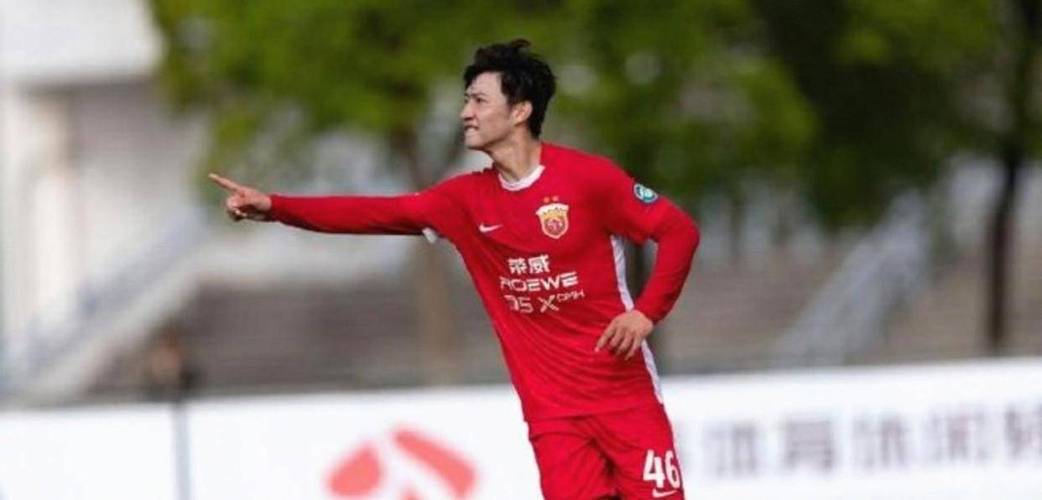 差点连扳两球！李新翔下底回传，向余望射门打偏！