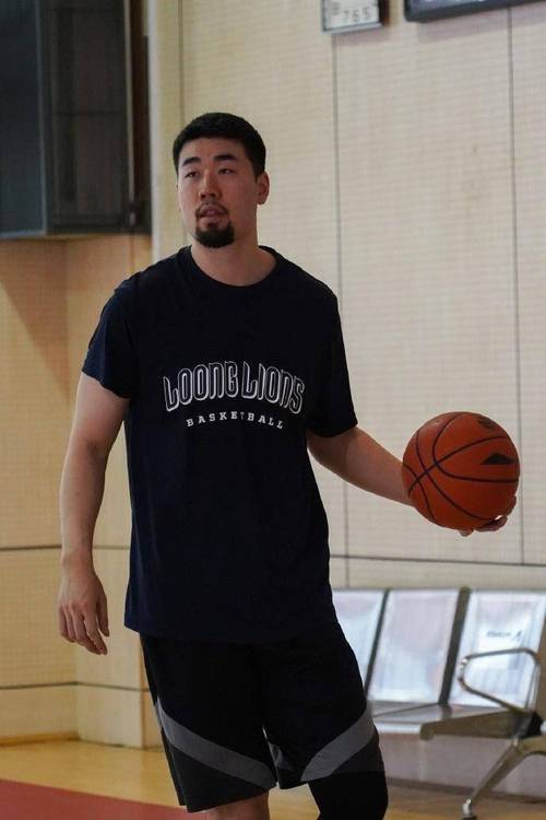 库卢社媒发文：一瘸一拐是因为膝盖进行了一次小手术，现在很好