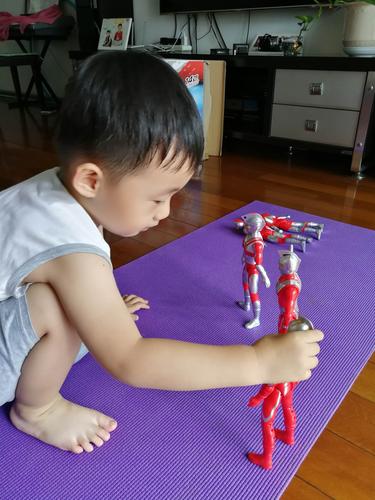 孩子王！乔治：VJ年轻充满活力我的孩子们都很崇拜并喜欢和他玩