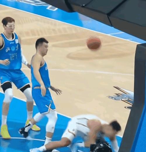 继续改进罚球!外教帮周琦在手型、压腕、出手等方面进行指导