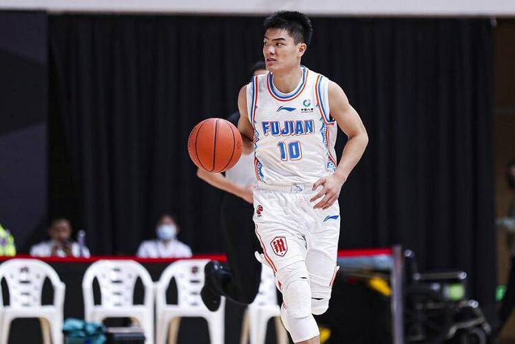 很难评啊！黎伊扬10中1仅拿3分并有6失误但贡献8板9助4断