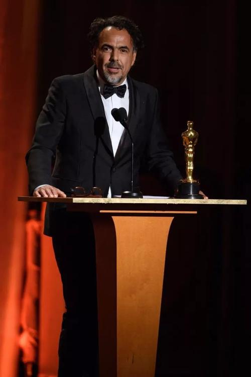 挺标准的!奥斯卡接受直播吧颁奖,用中文说:直播吧,快人一步