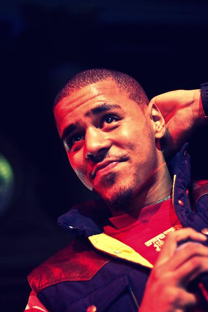 这弹跳什么水平在2012年NBA名人赛中J.Cole完成双手空接扣篮