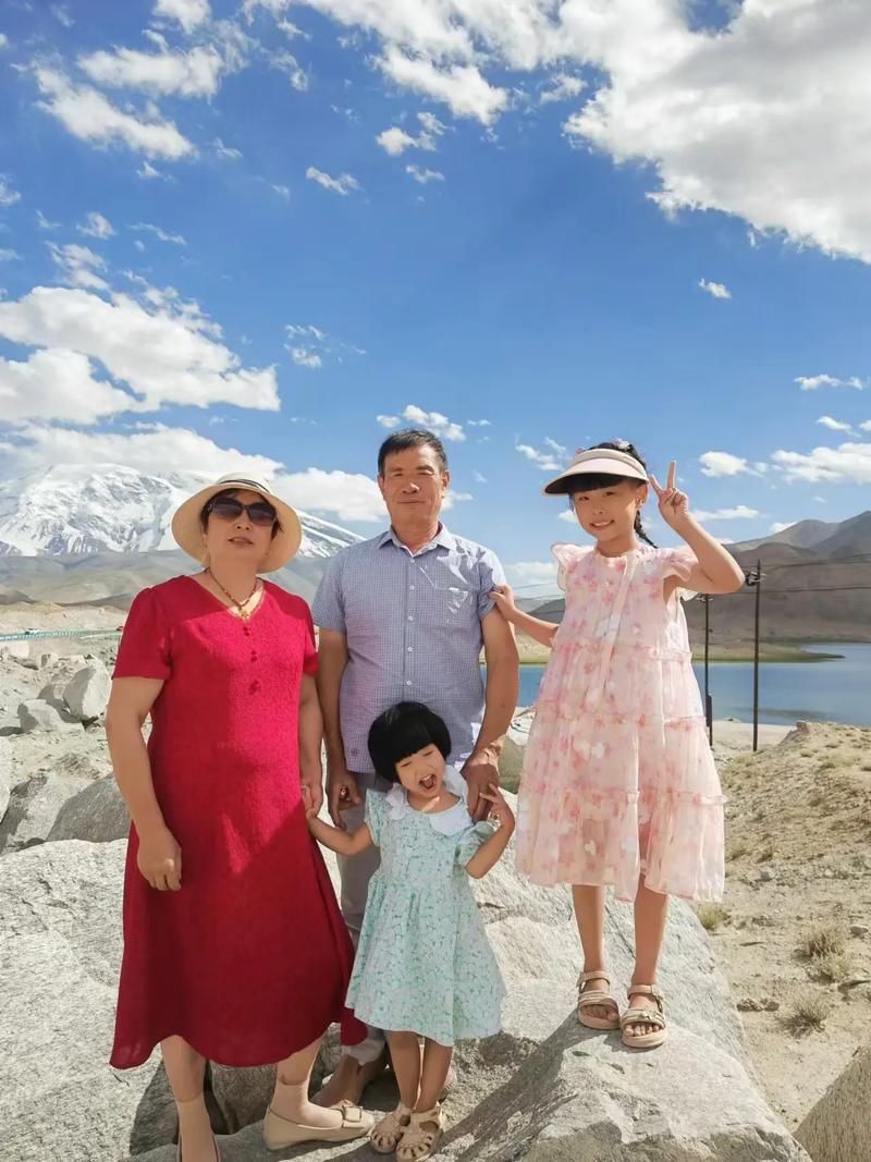 美好时光!德容妻子社媒晒一家人出游照片